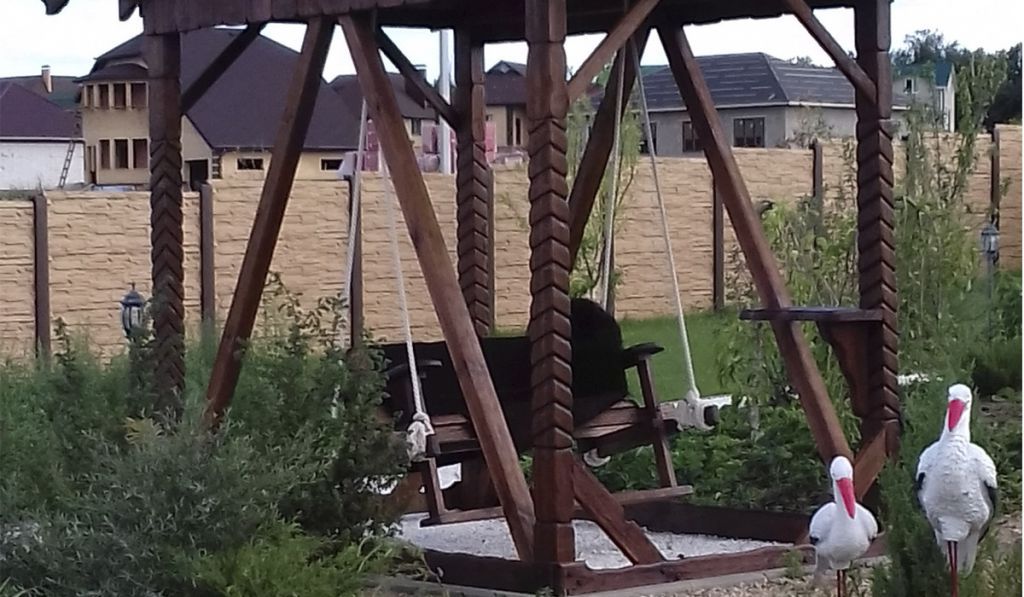 Видео-обзор деревянных качель и декоративного мостика на участке